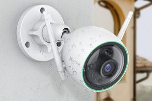 Компания EZVIZ выпустила интеллектуальную беспроводную камеру с функцией цветного ночного видения